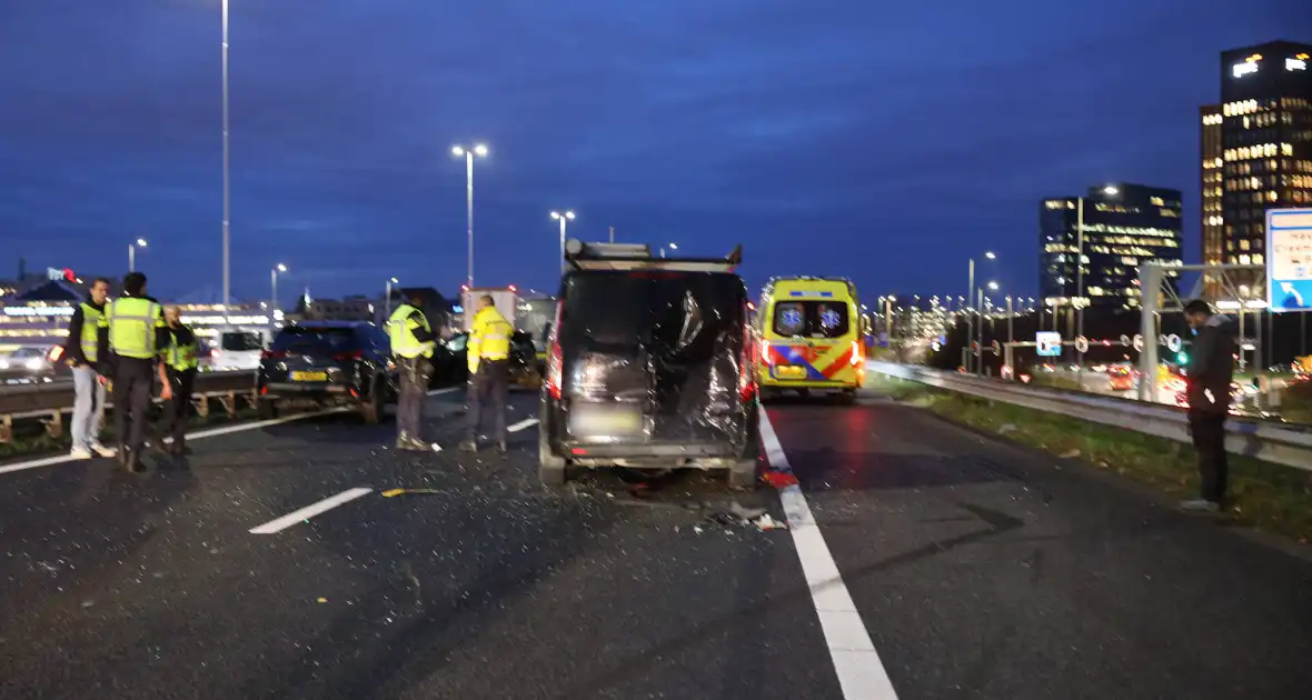 Zwaargewonden bij kettingbotsing op snelweg - Foto 2