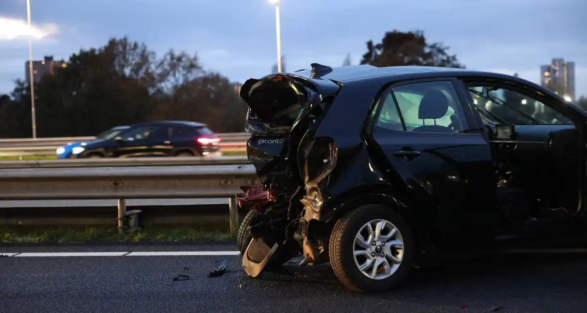Zwaargewonden bij kettingbotsing op snelweg - Foto 24