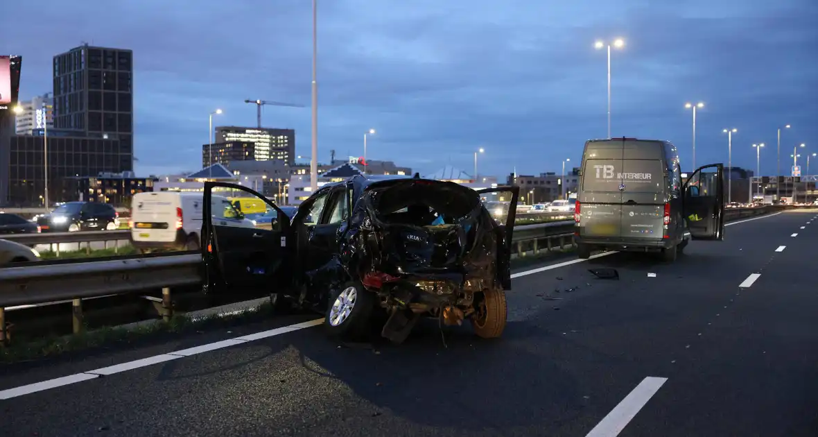 Zwaargewonden bij kettingbotsing op snelweg - Foto 3