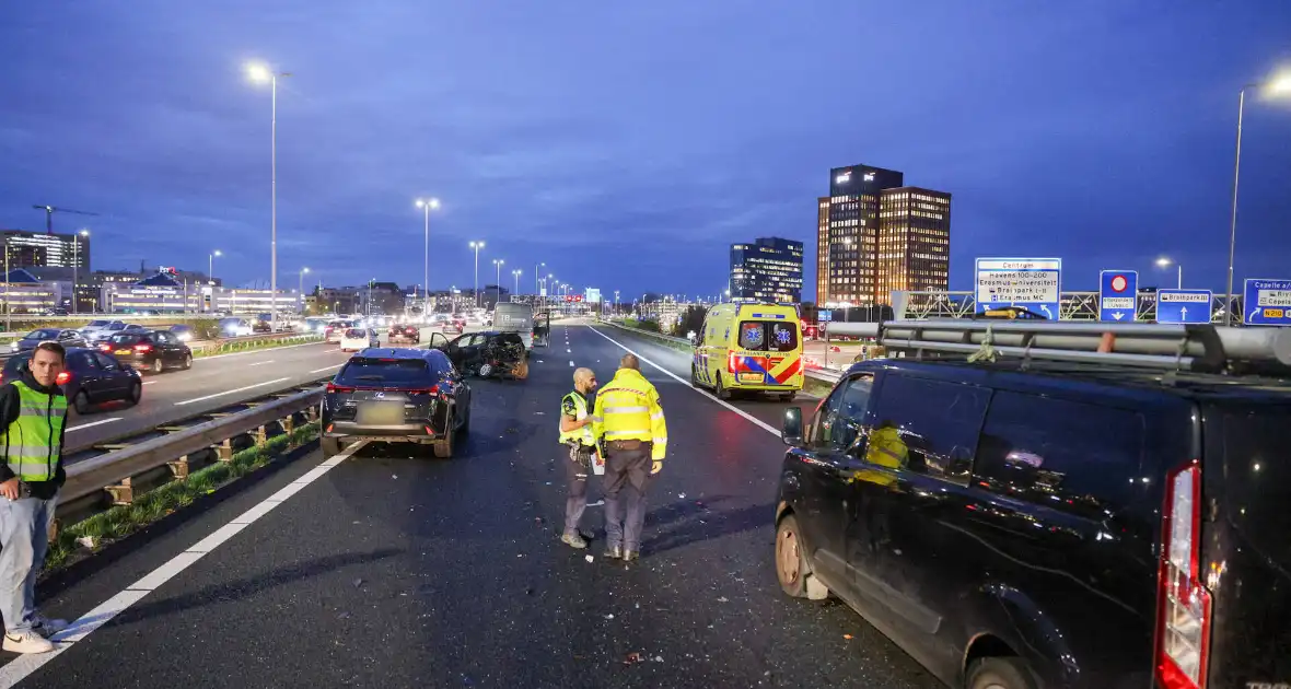 Zwaargewonden bij kettingbotsing op snelweg - Foto 4