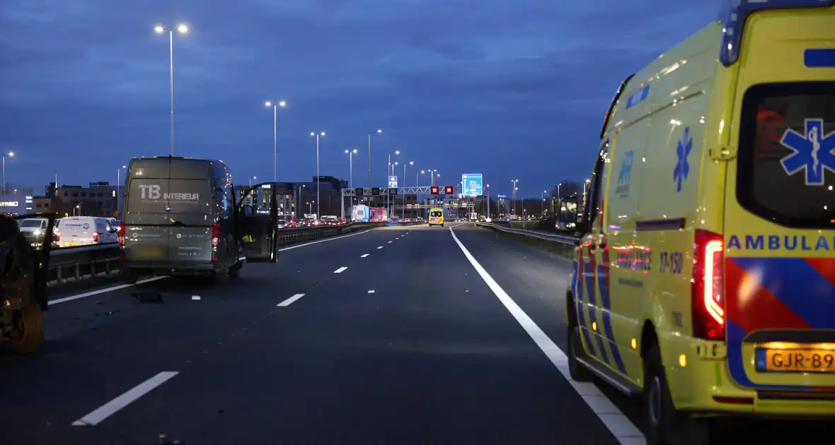 Zwaargewonden bij kettingbotsing op snelweg - Foto 5