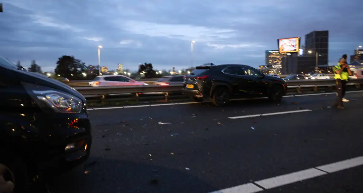 Zwaargewonden bij kettingbotsing op snelweg - Foto 7