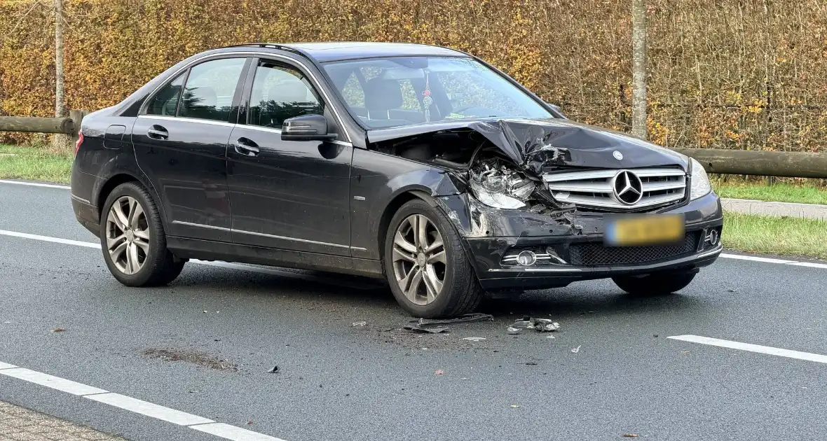 Auto in ongeval betrokken tijdens inhalen - Foto 1