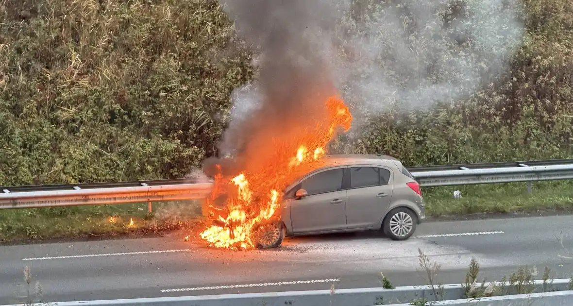 Auto in brand tijdens rit zonder gewonden