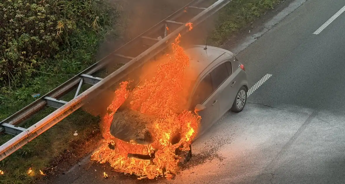 Auto in brand tijdens rit zonder gewonden - Foto 1