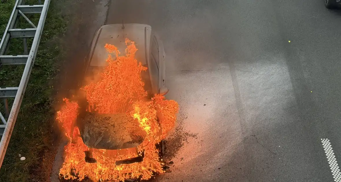 Auto in brand tijdens rit zonder gewonden - Foto 2