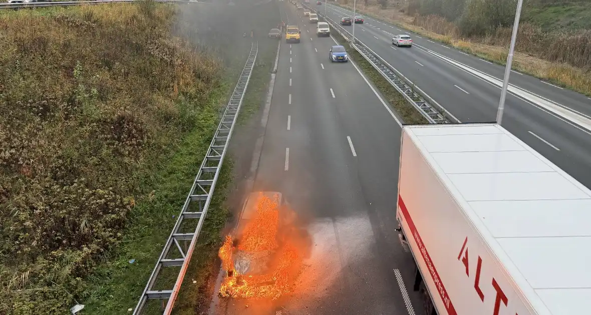 Auto in brand tijdens rit zonder gewonden - Foto 3