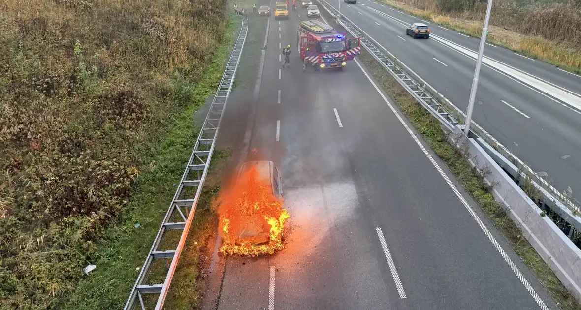 Auto in brand tijdens rit zonder gewonden - Foto 4