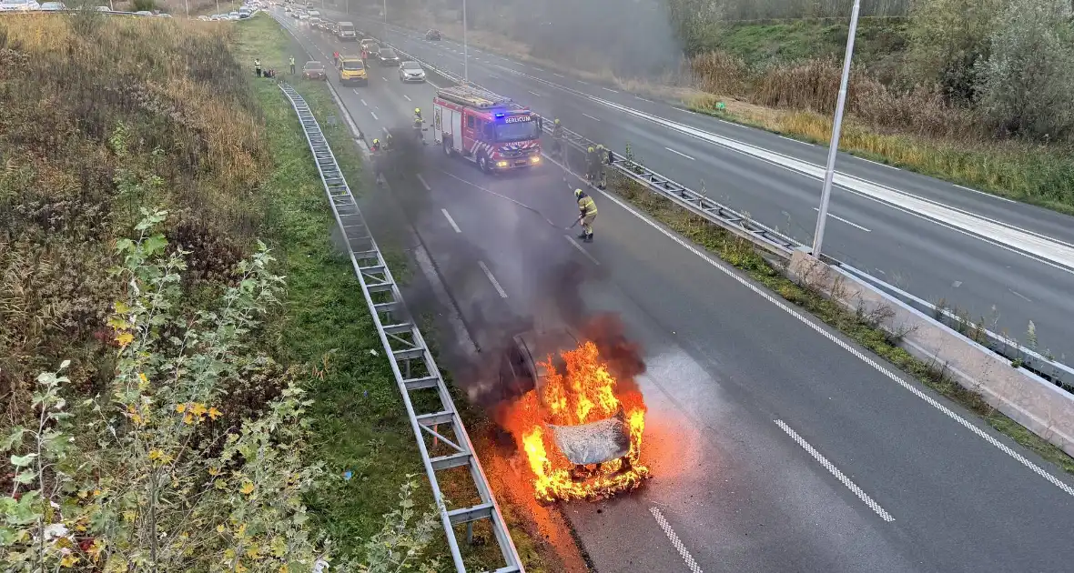 Auto in brand tijdens rit zonder gewonden - Foto 5
