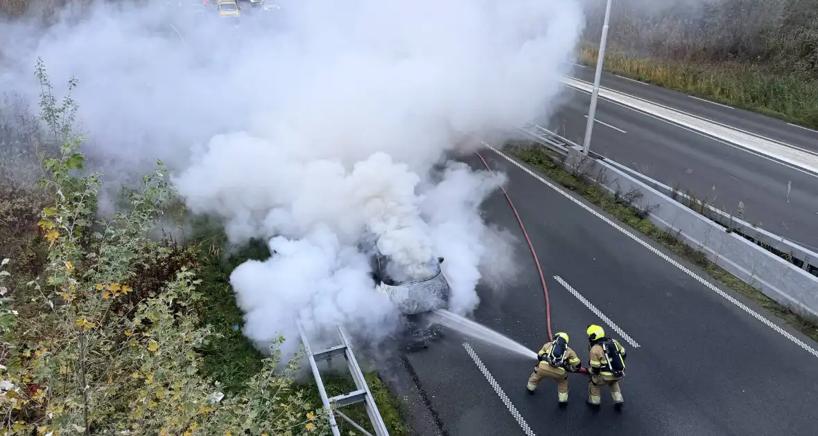 Auto in brand tijdens rit zonder gewonden - Foto 6