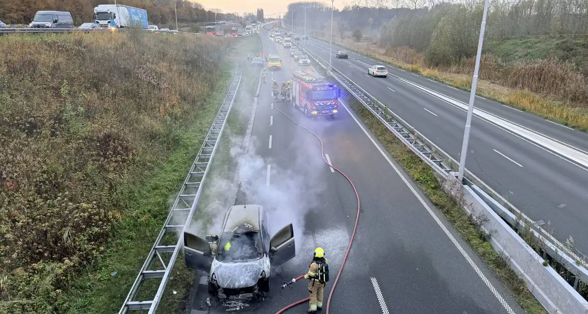 Auto in brand tijdens rit zonder gewonden - Foto 7