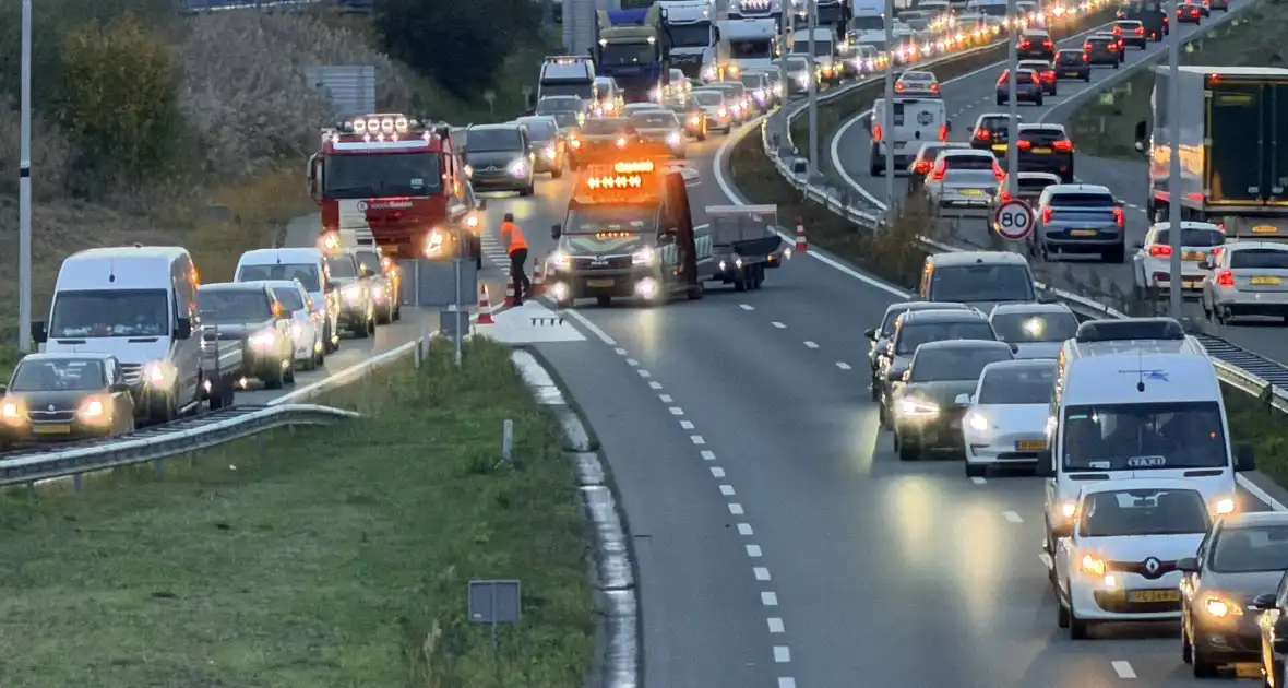 Auto in brand tijdens rit zonder gewonden - Foto 8