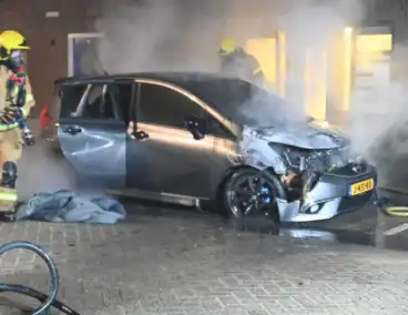Auto verwoest na mogelijke brandstichting