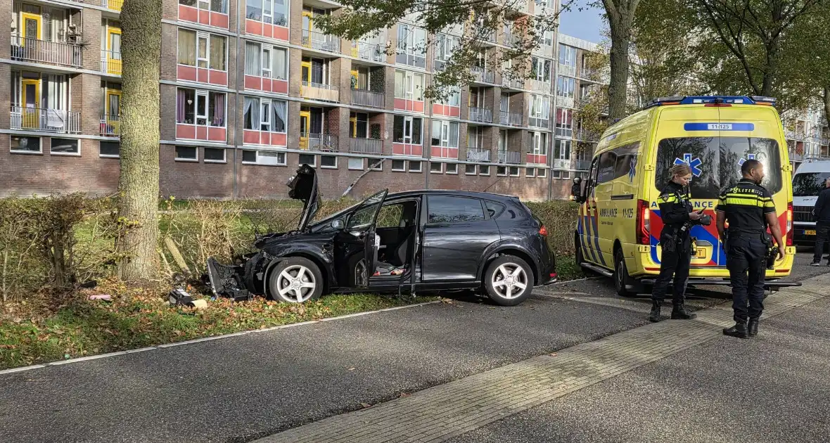 Bestuurder botst frontaal tegen boom - Foto 3