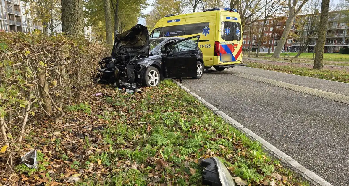 Bestuurder botst frontaal tegen boom - Foto 6