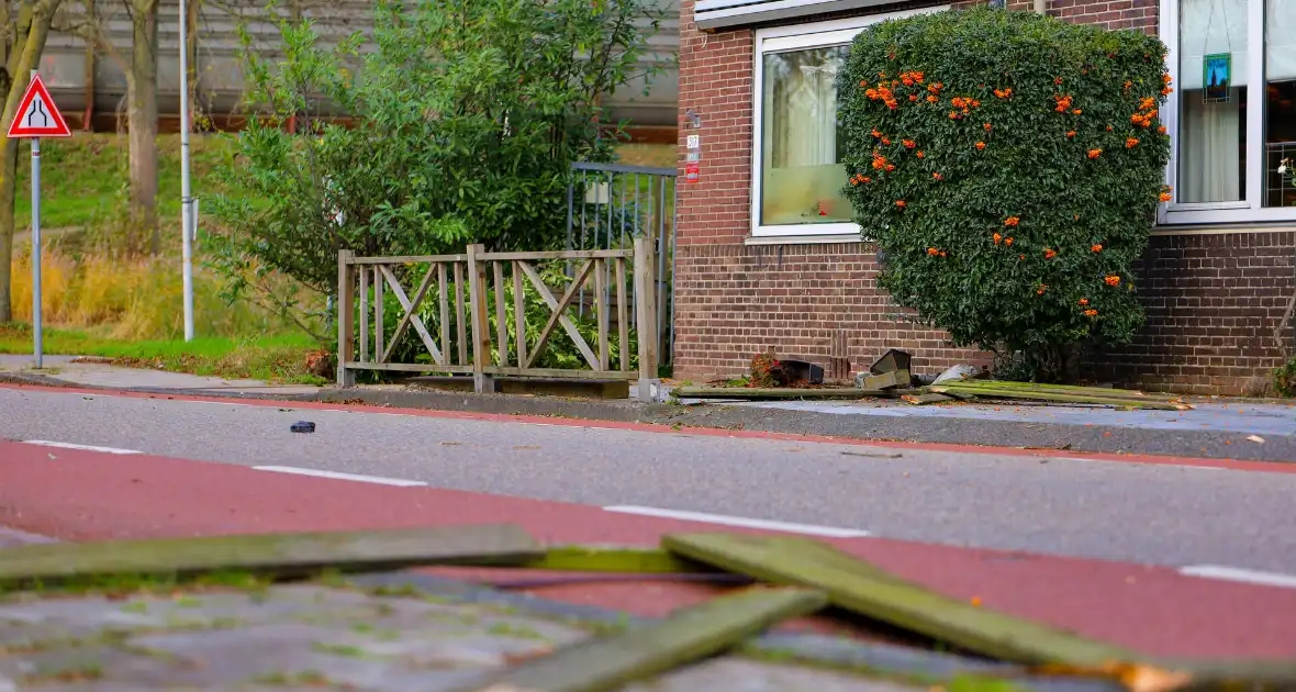 Automobilist rampt tuinhek en schept fietser