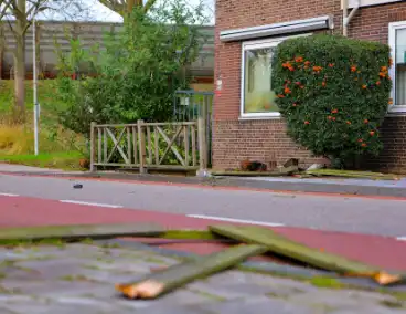Automobilist rampt tuinhek en schept fietser