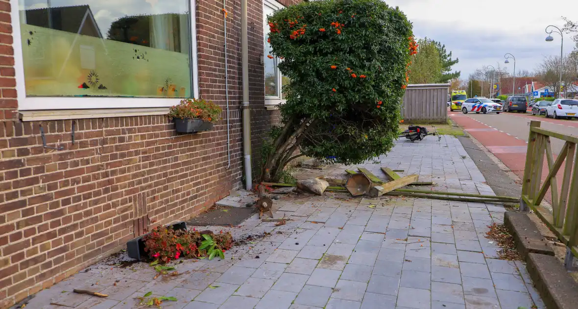 Automobilist rampt tuinhek en schept fietser - Foto 1