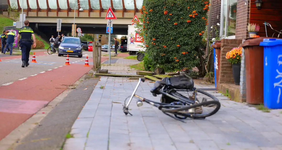 Automobilist rampt tuinhek en schept fietser - Foto 2
