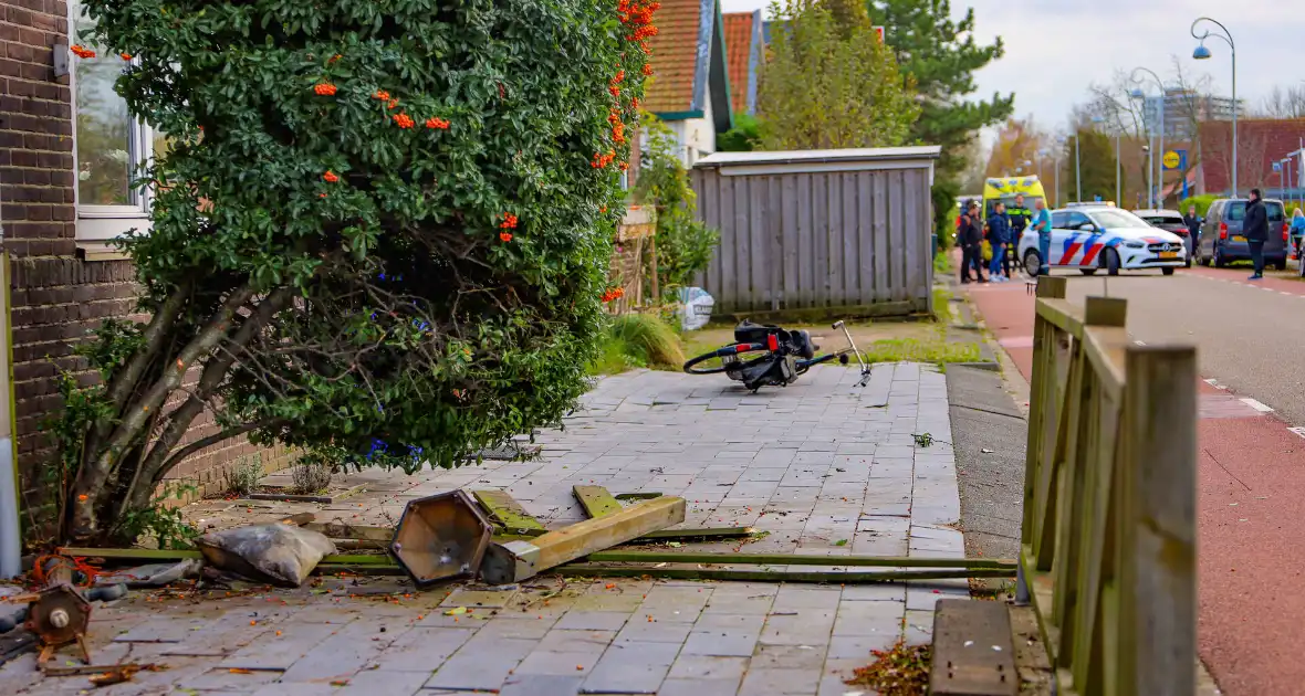 Automobilist rampt tuinhek en schept fietser - Foto 4
