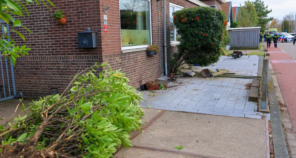 Automobilist rampt tuinhek en schept fietser - Foto 5