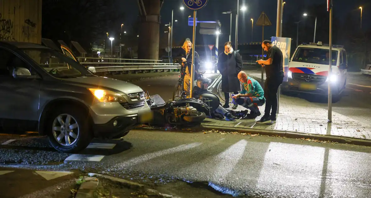 Bromfietser gewond na aanrijding op rotonde - Foto 1