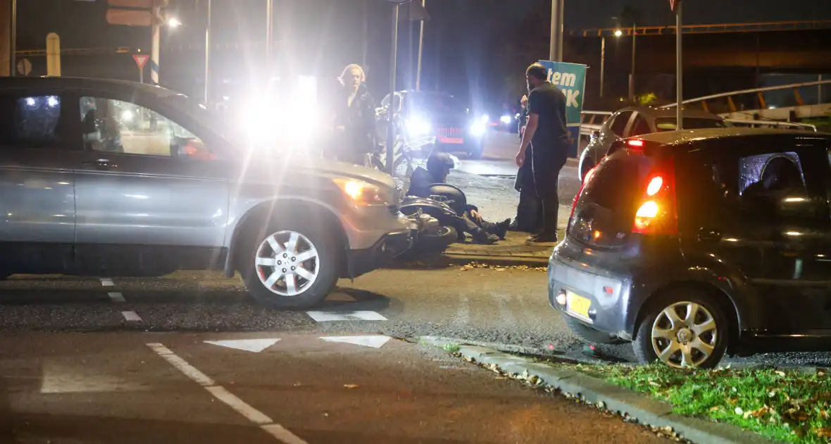 Bromfietser gewond na aanrijding op rotonde - Foto 10