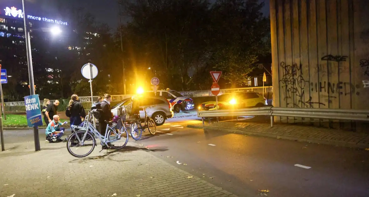 Bromfietser gewond na aanrijding op rotonde - Foto 2