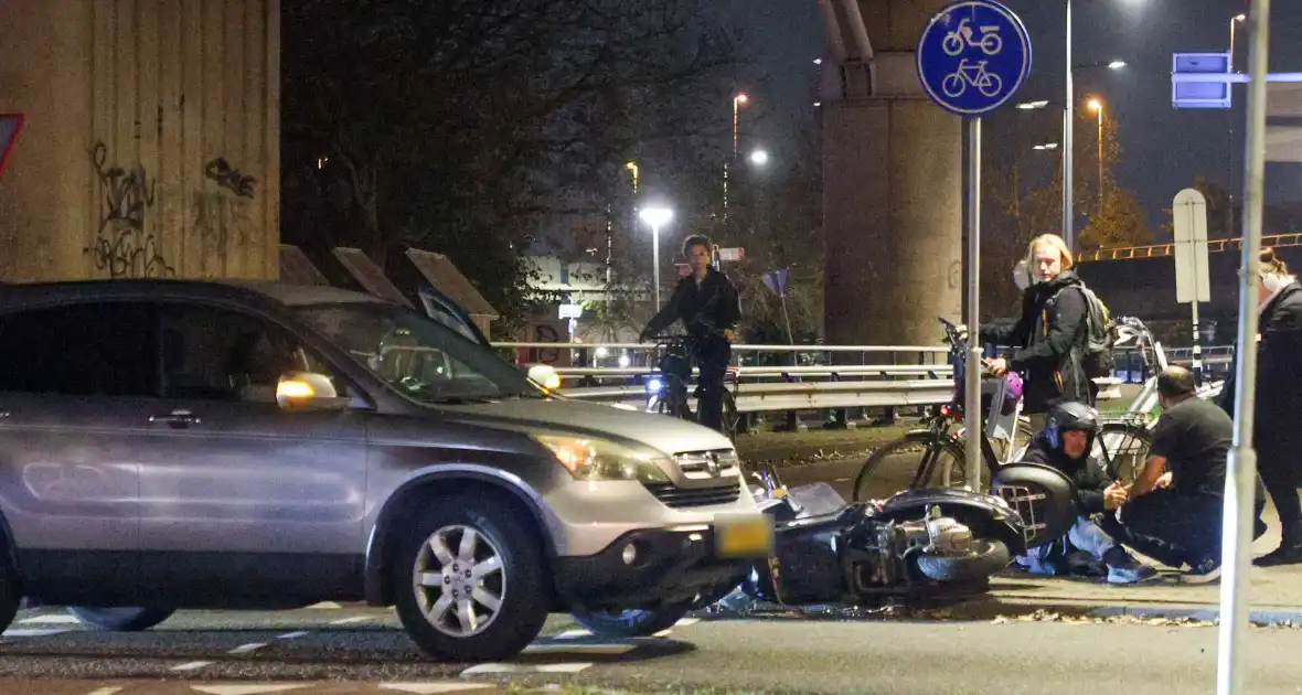 Bromfietser gewond na aanrijding op rotonde - Foto 3