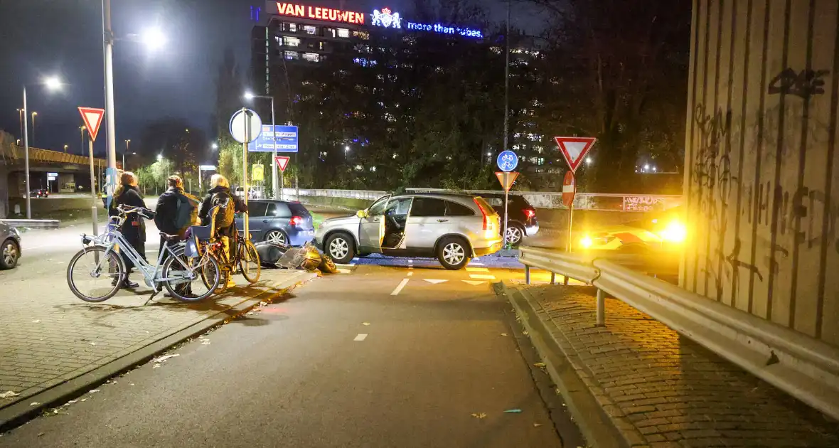 Bromfietser gewond na aanrijding op rotonde - Foto 4