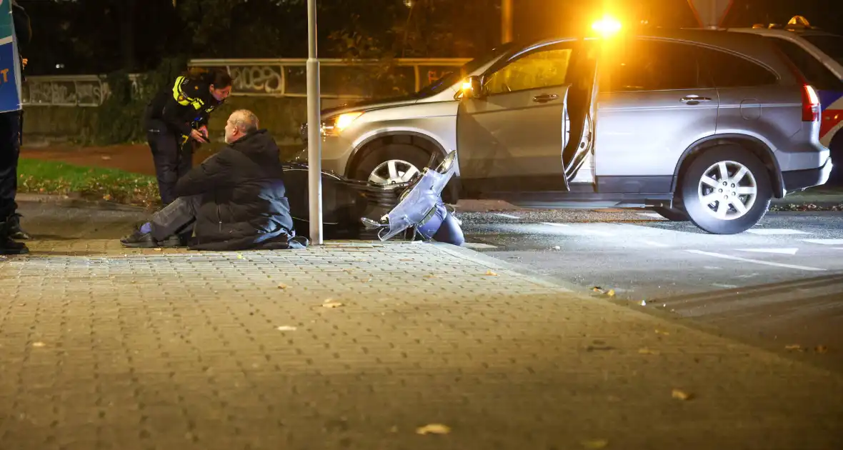Bromfietser gewond na aanrijding op rotonde - Foto 5