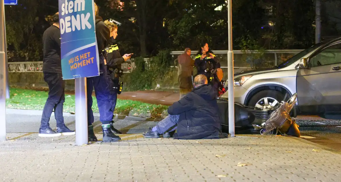 Bromfietser gewond na aanrijding op rotonde - Foto 6
