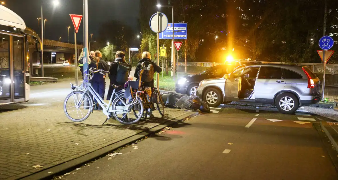 Bromfietser gewond na aanrijding op rotonde - Foto 7