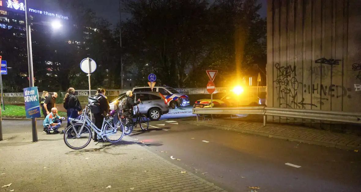 Bromfietser gewond na aanrijding op rotonde - Foto 8