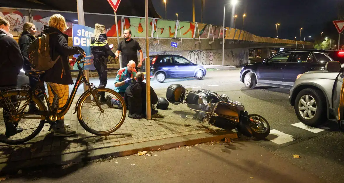 Bromfietser gewond na aanrijding op rotonde - Foto 9