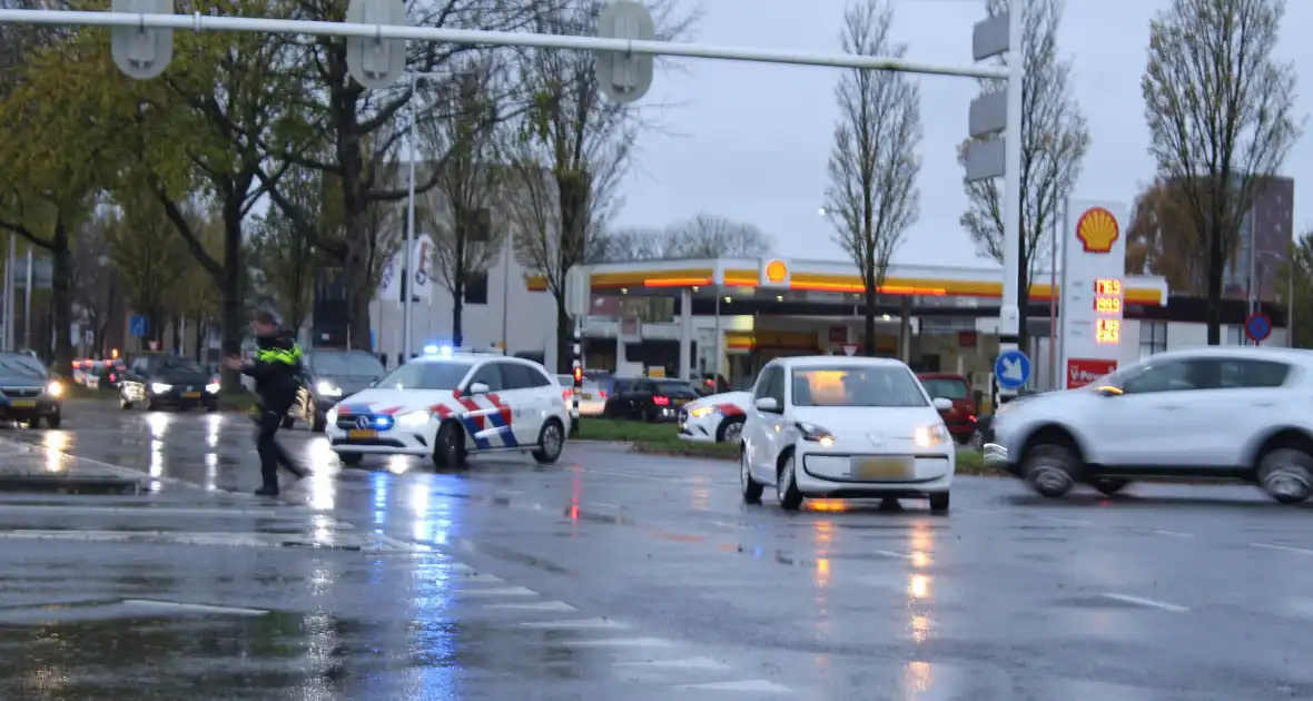 Auto's botsen op druk kruispunt