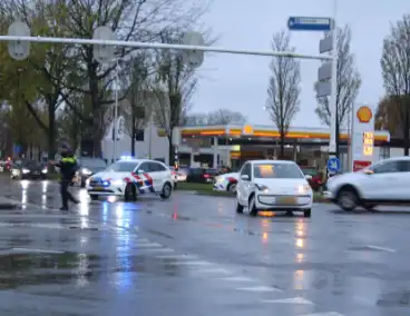 Auto's botsen op druk kruispunt