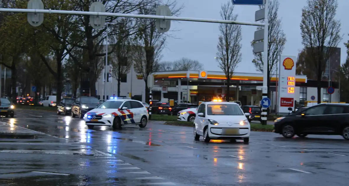 Auto's botsen op druk kruispunt - Foto 1