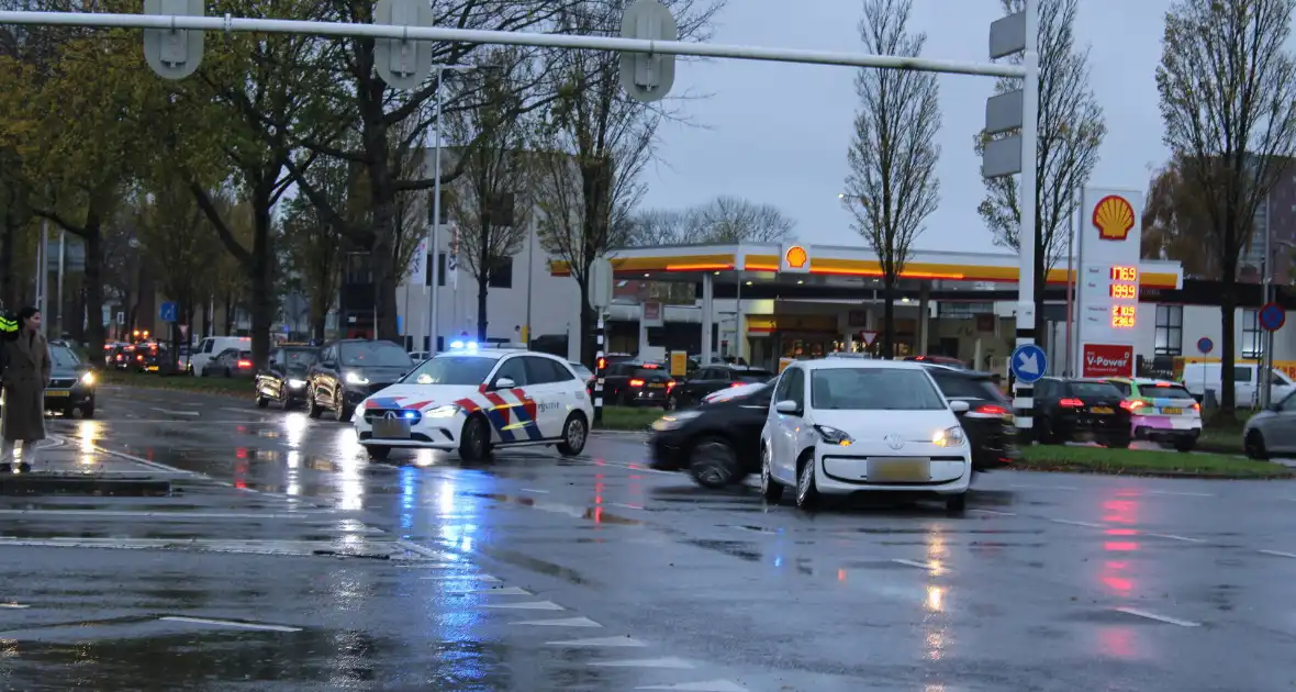 Auto's botsen op druk kruispunt - Foto 2
