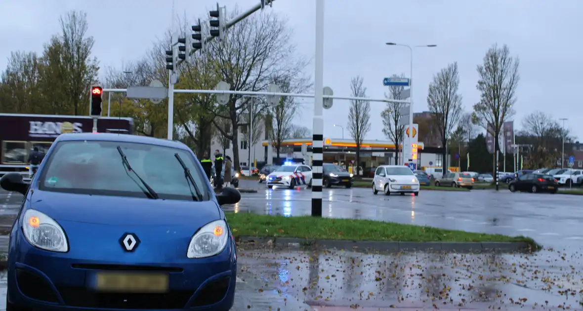 Auto's botsen op druk kruispunt - Foto 3
