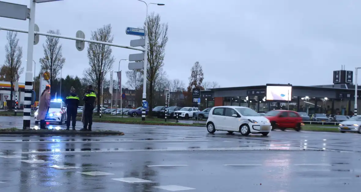 Auto's botsen op druk kruispunt - Foto 4