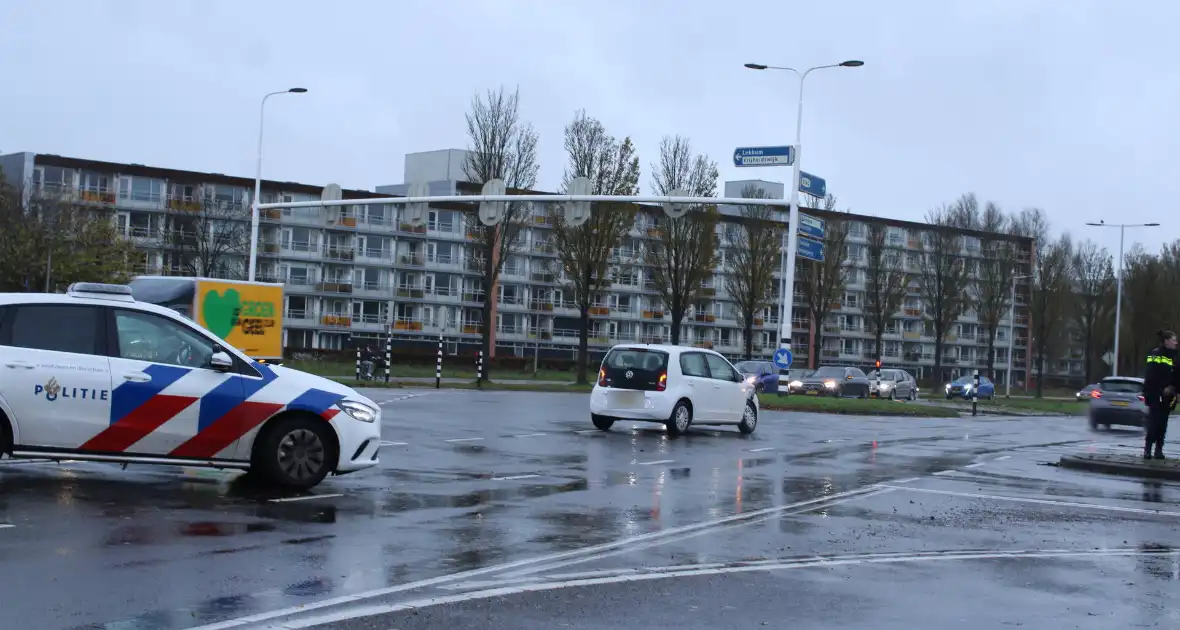 Auto's botsen op druk kruispunt - Foto 5