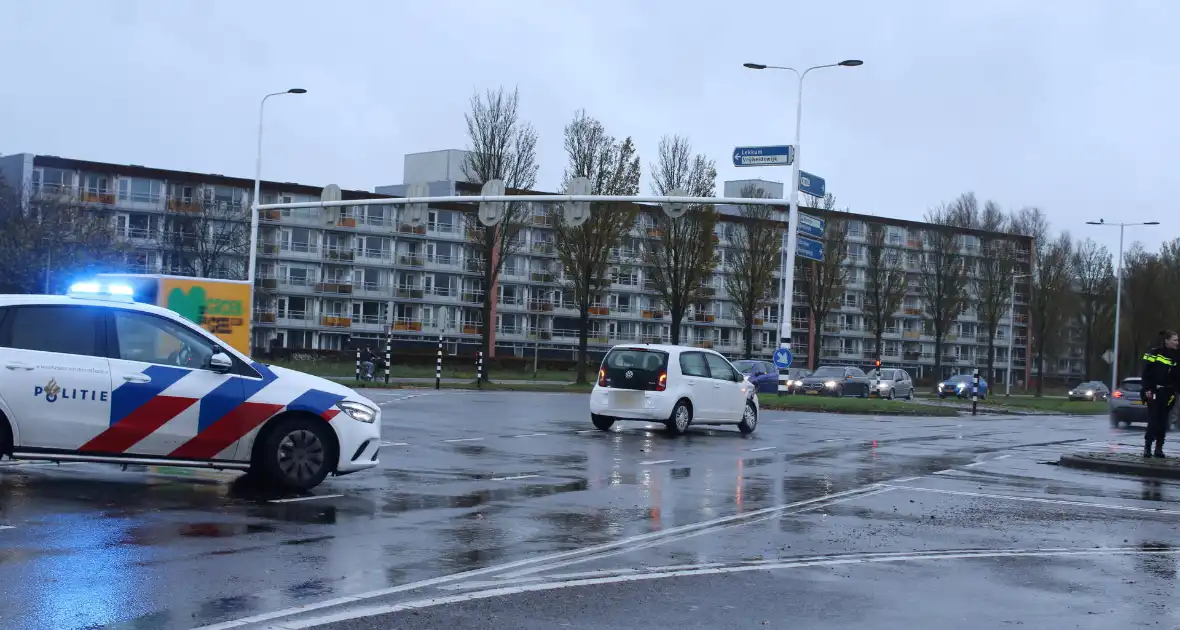 Auto's botsen op druk kruispunt - Foto 6