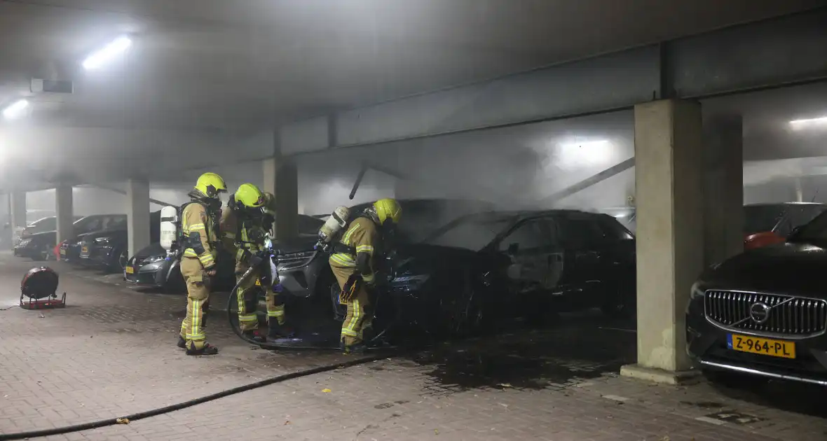 Industriebrand verwoest voertuigen in garage - Foto 1