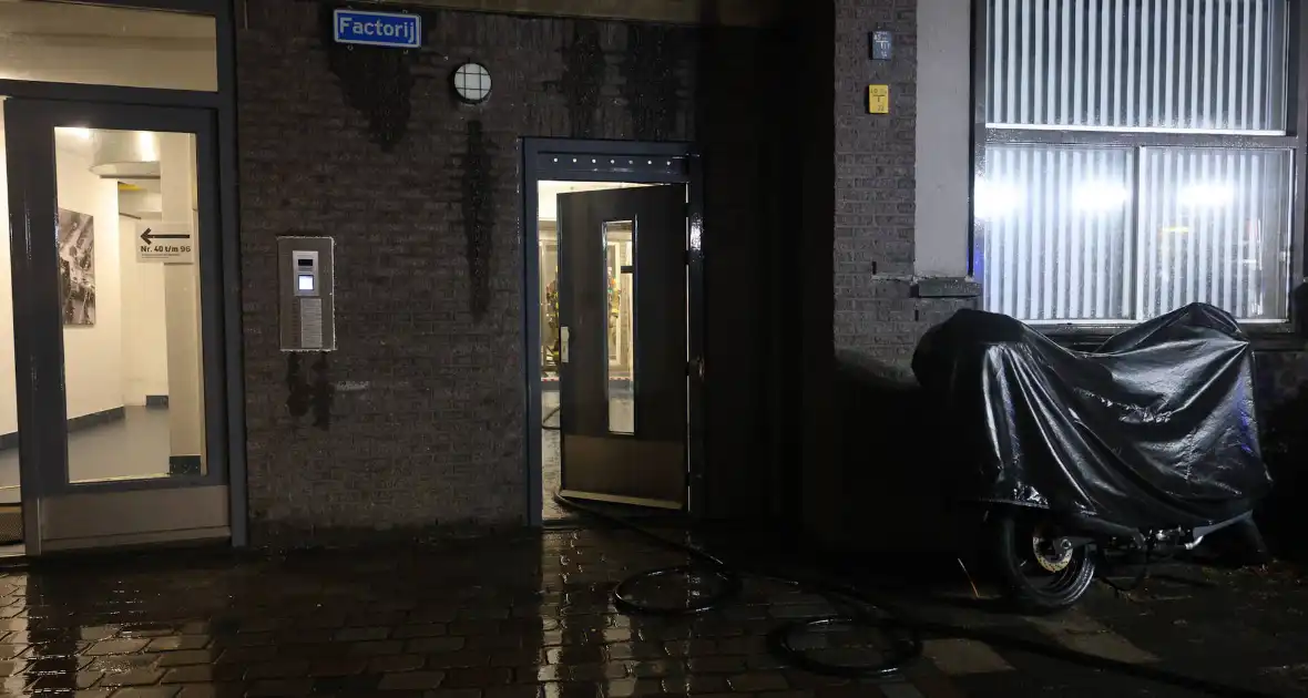 Industriebrand verwoest voertuigen in garage - Foto 10