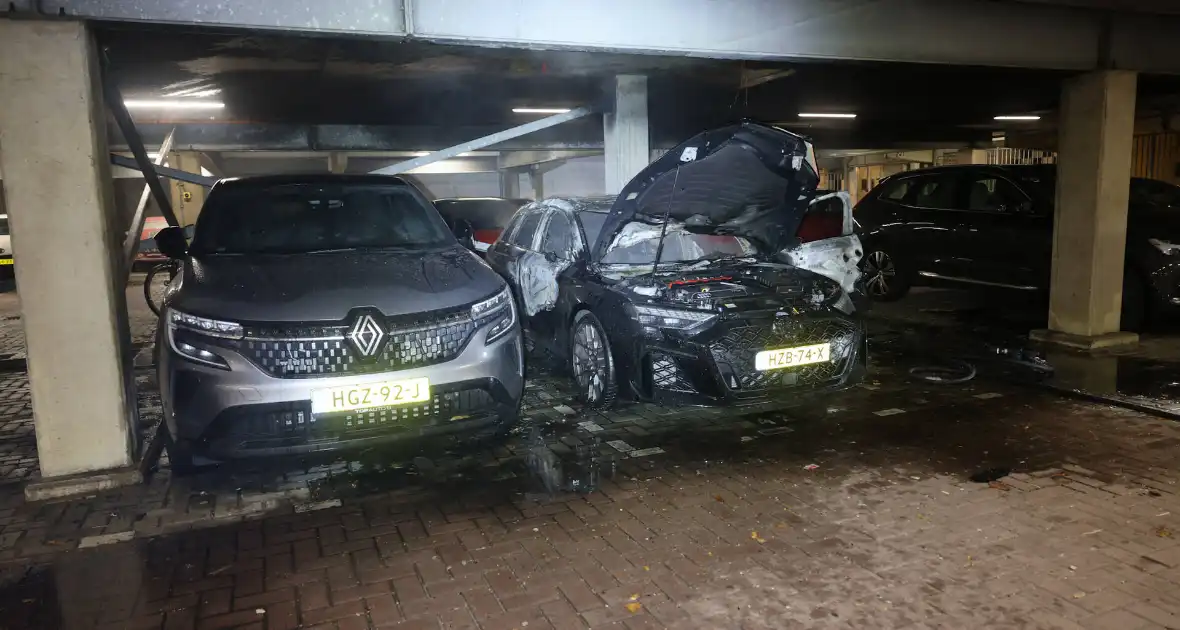 Industriebrand verwoest voertuigen in garage - Foto 11