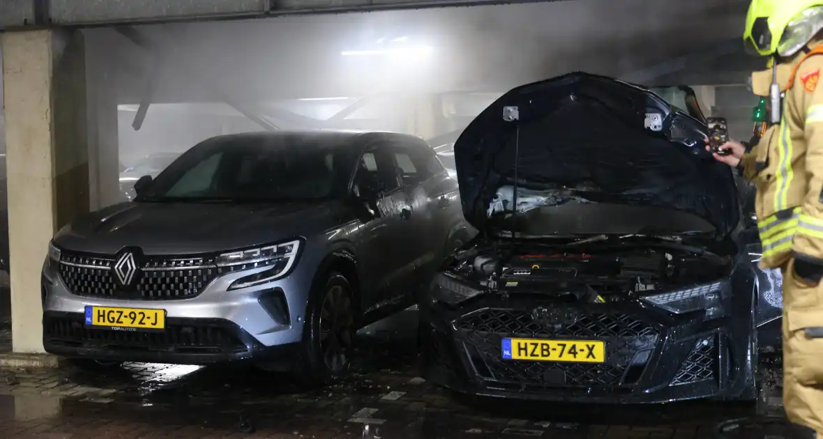 Industriebrand verwoest voertuigen in garage - Foto 13