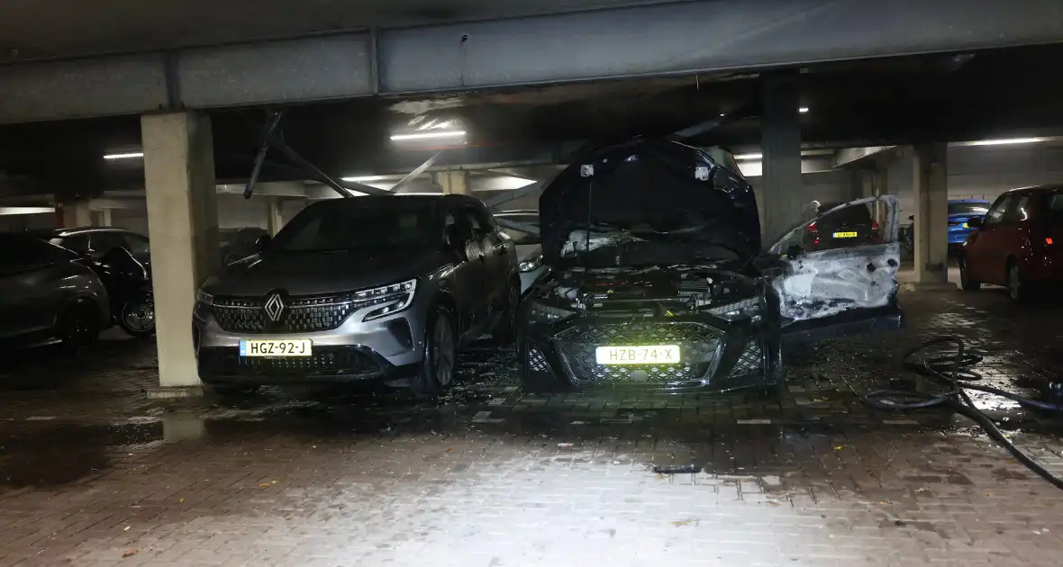 Industriebrand verwoest voertuigen in garage - Foto 14