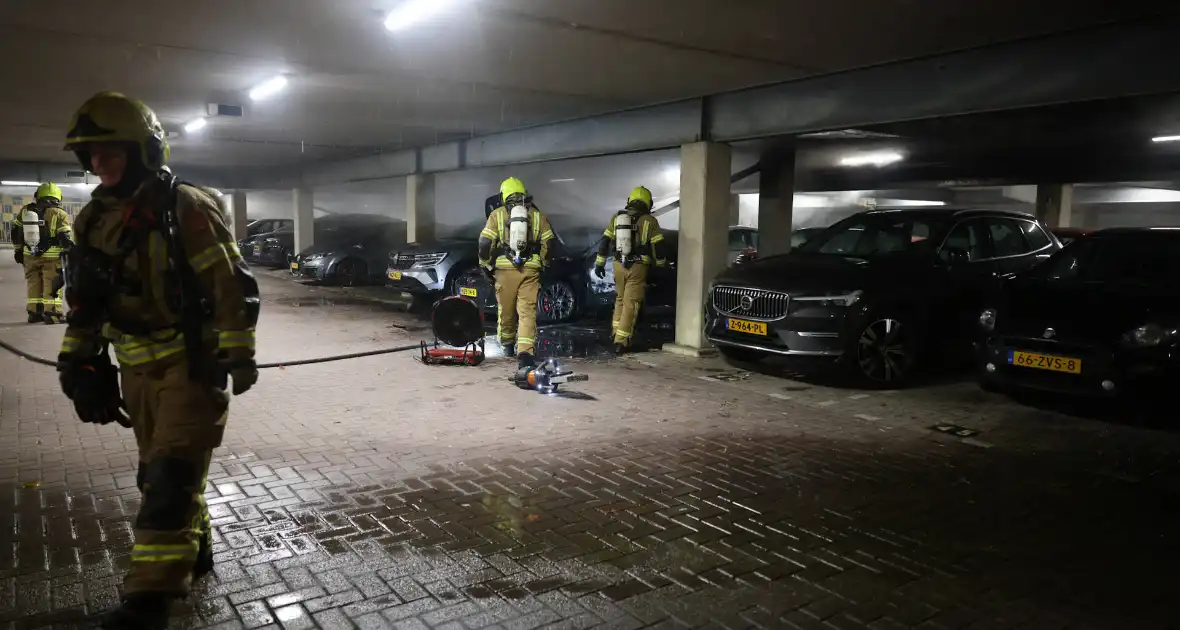 Industriebrand verwoest voertuigen in garage - Foto 16