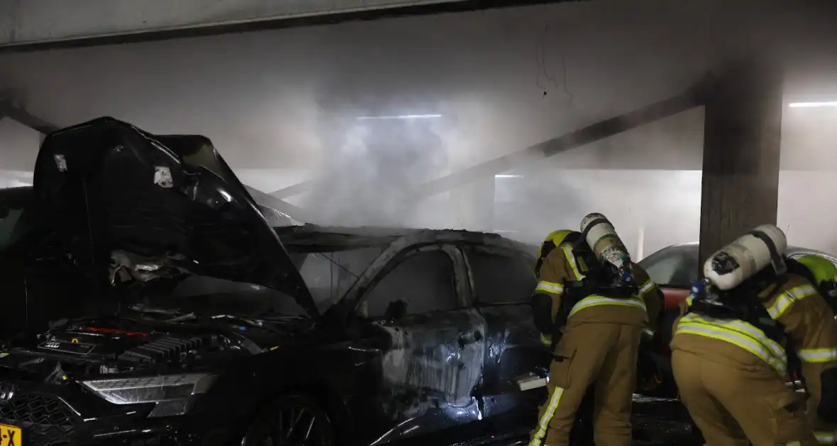 Industriebrand verwoest voertuigen in garage - Foto 17